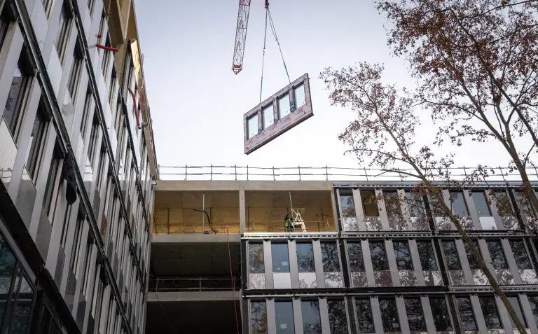 Léon Grosse solutions énergies renouvelables rénovation et construction de façades hors site bois installation façades à ossature bois panobloc
